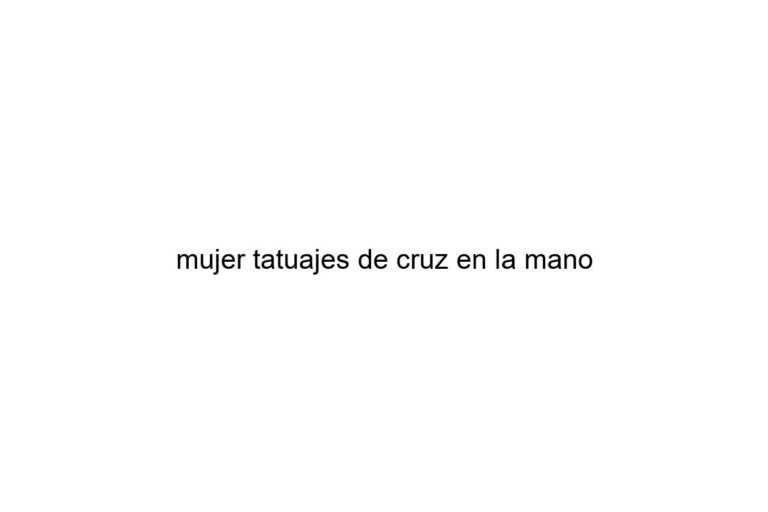 mujer tatuajes de cruz en la mano